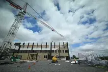 Loué : visite d’un futur collège exemplaire sur le plan énergétique