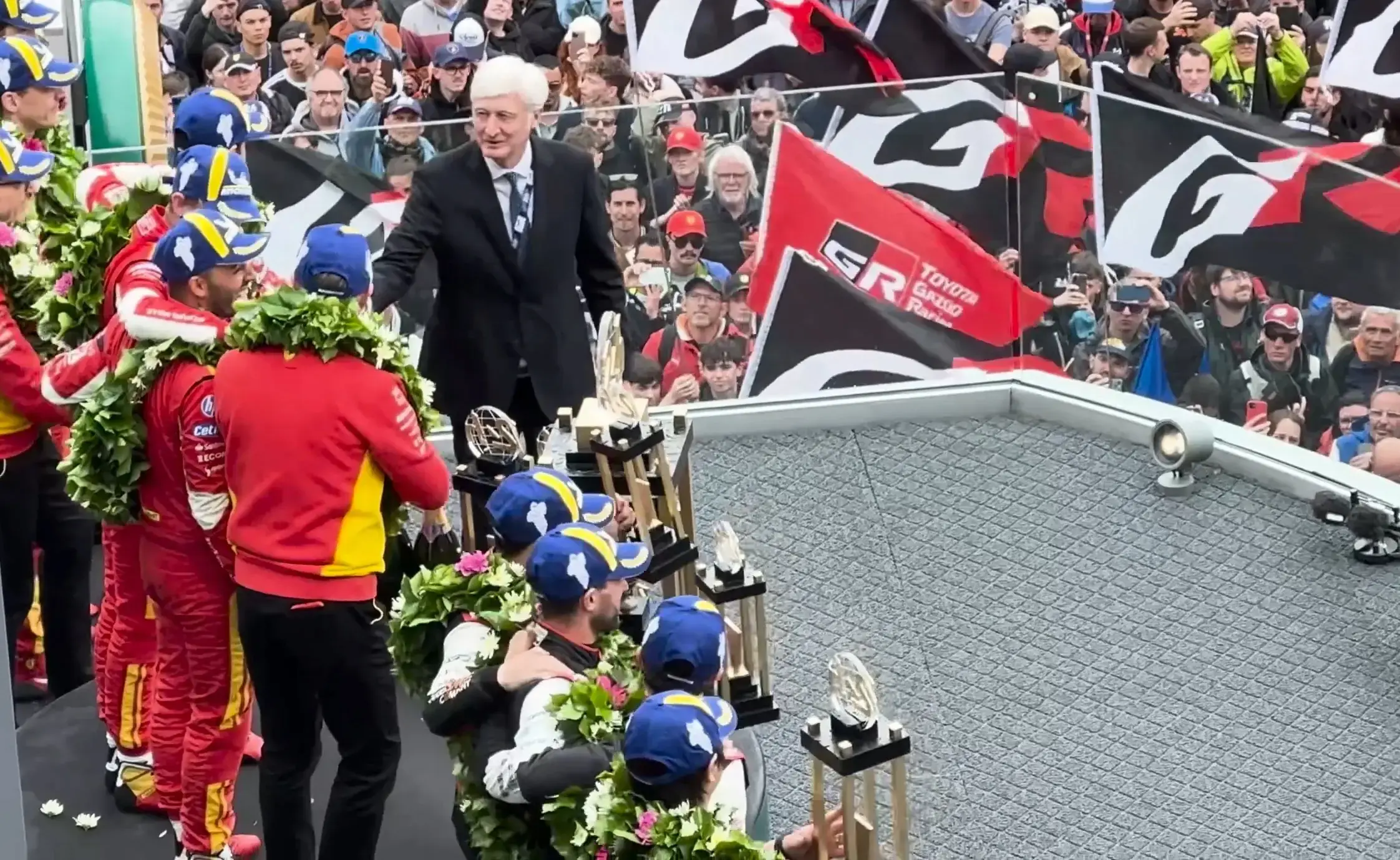 Remise de trophées par Dominique Le Mener, Président du Conseil départemental de la Sarthe.