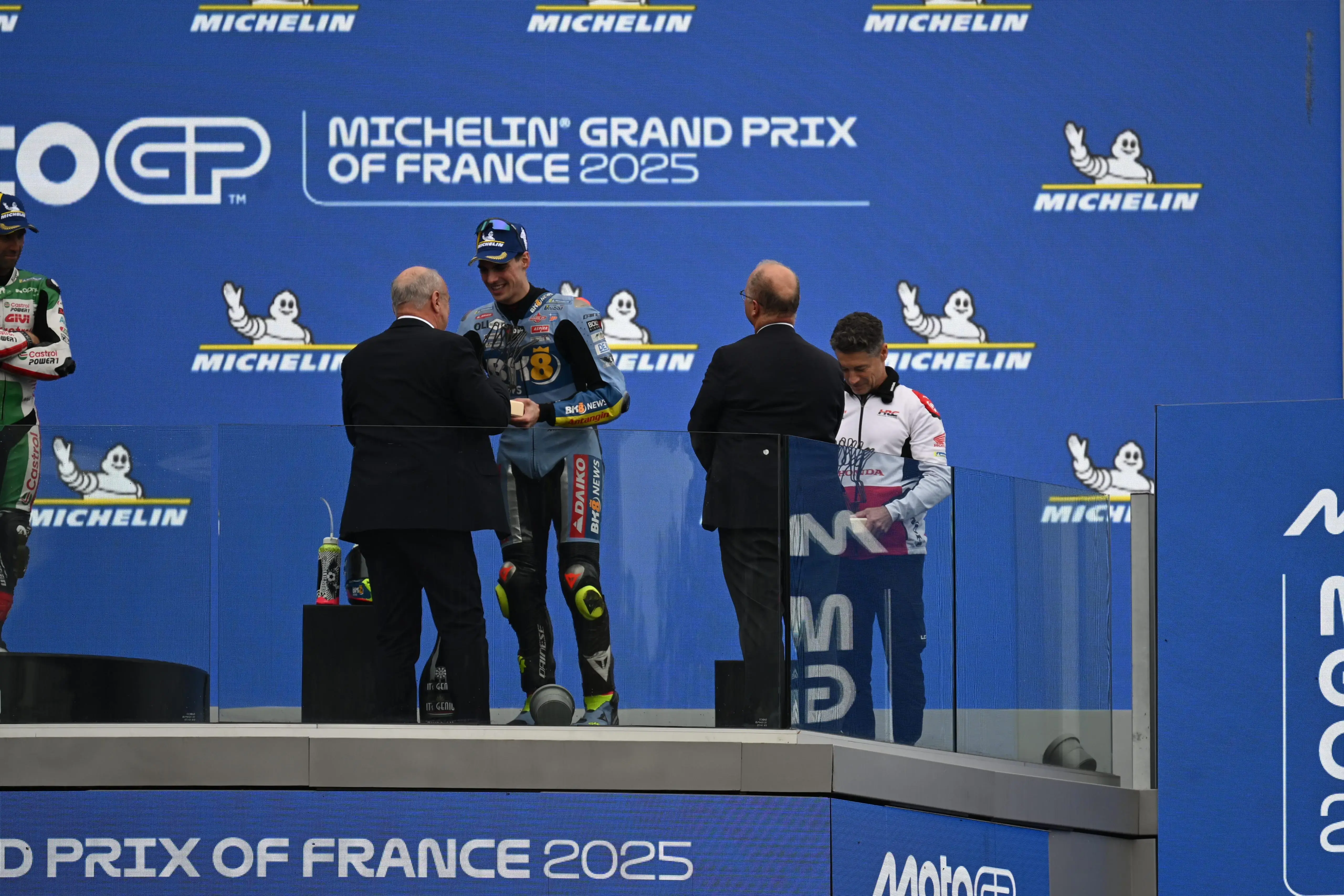 Gérard Galpin, vice-président de la commission chargée des Sports, a salué la performance des pilotes et remis le trophée au pilote espagnol Fermín Aldeguer, auteur d’une belle troisième place.