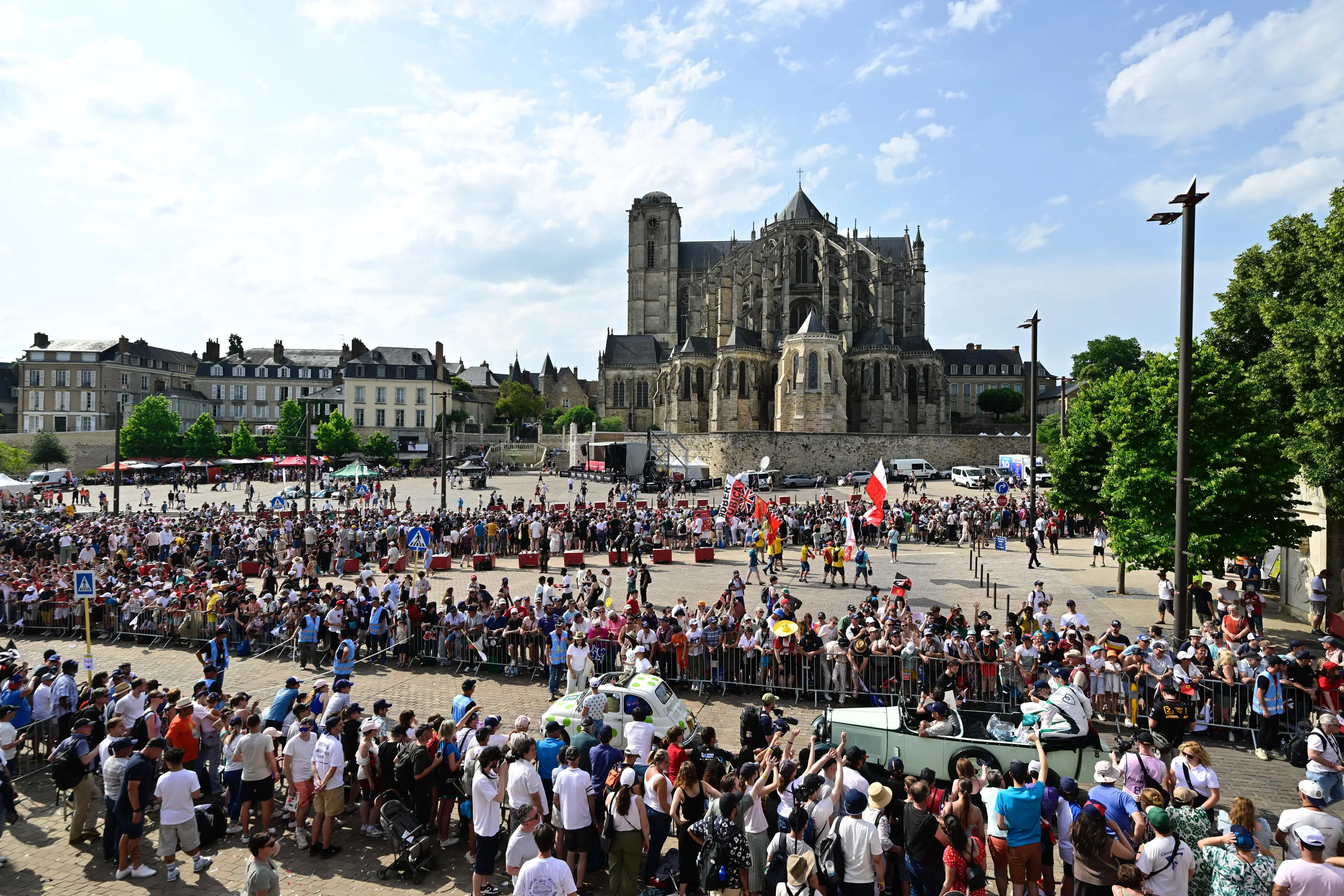 Les pilotes défilent dans les rues du Mans à l'occasion de la grande parade
