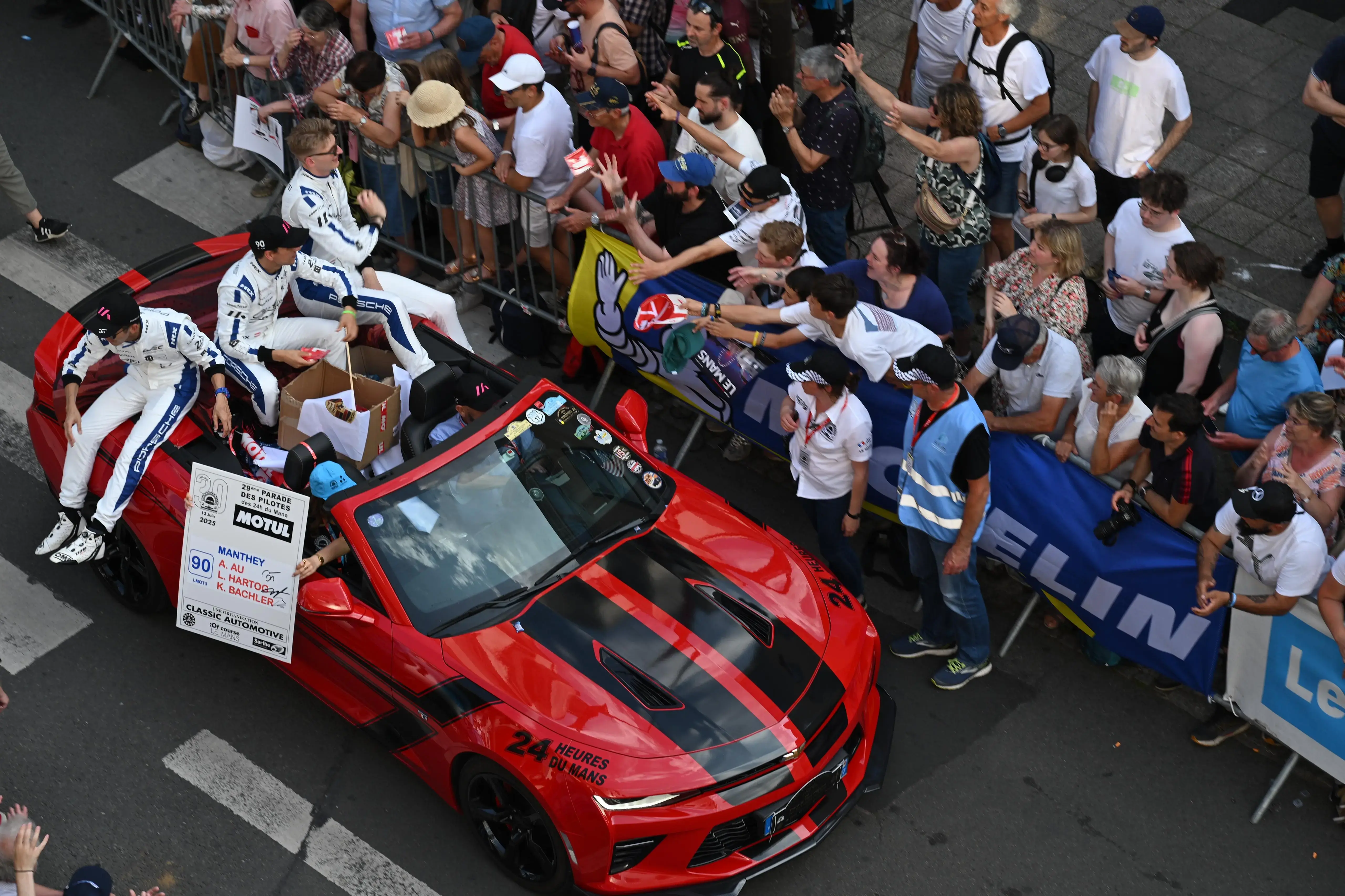 Les pilotes défilent dans les rues du Mans à l'occasion de la grande parade