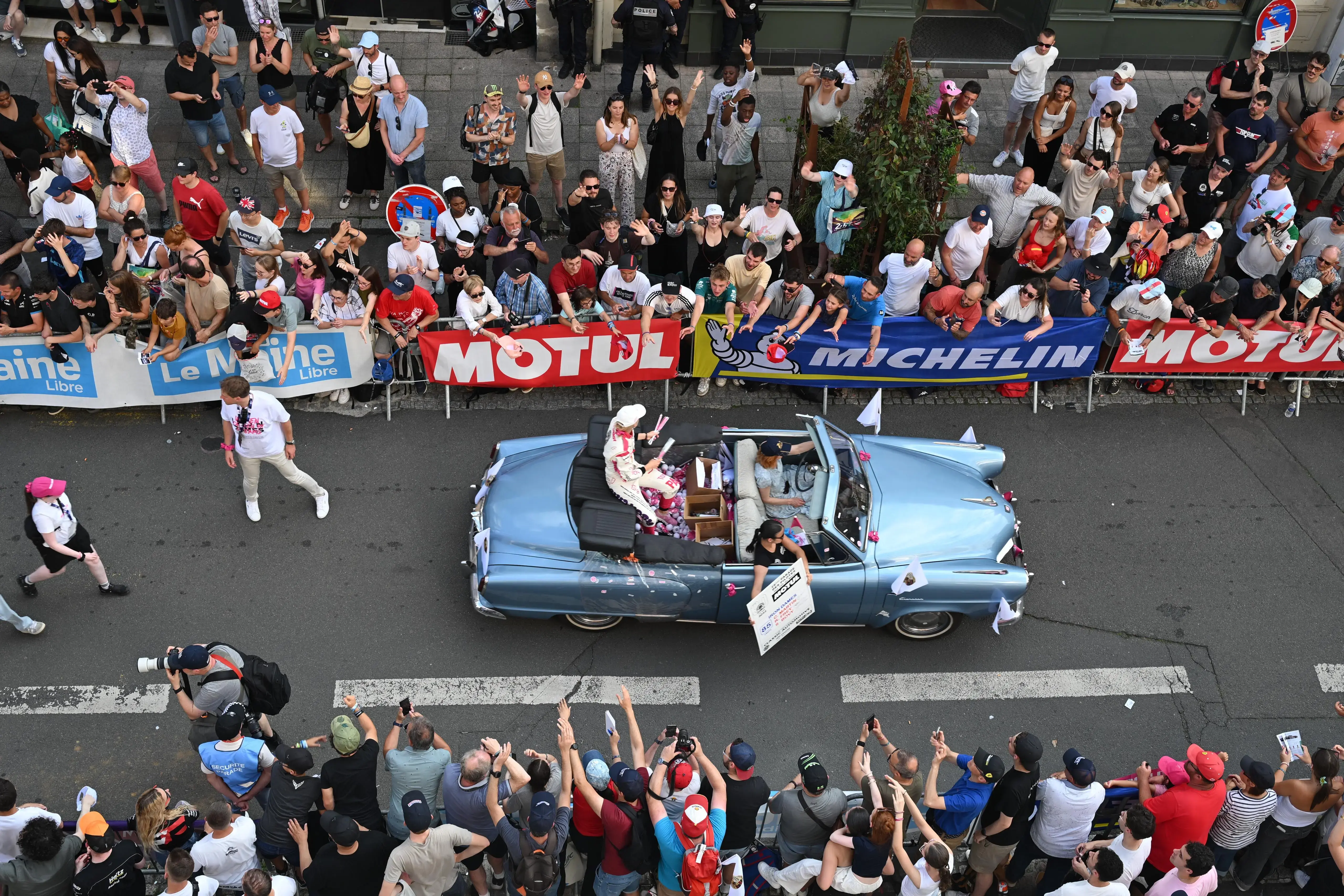 Les pilotes défilent dans les rues du Mans à l'occasion de la grande parade