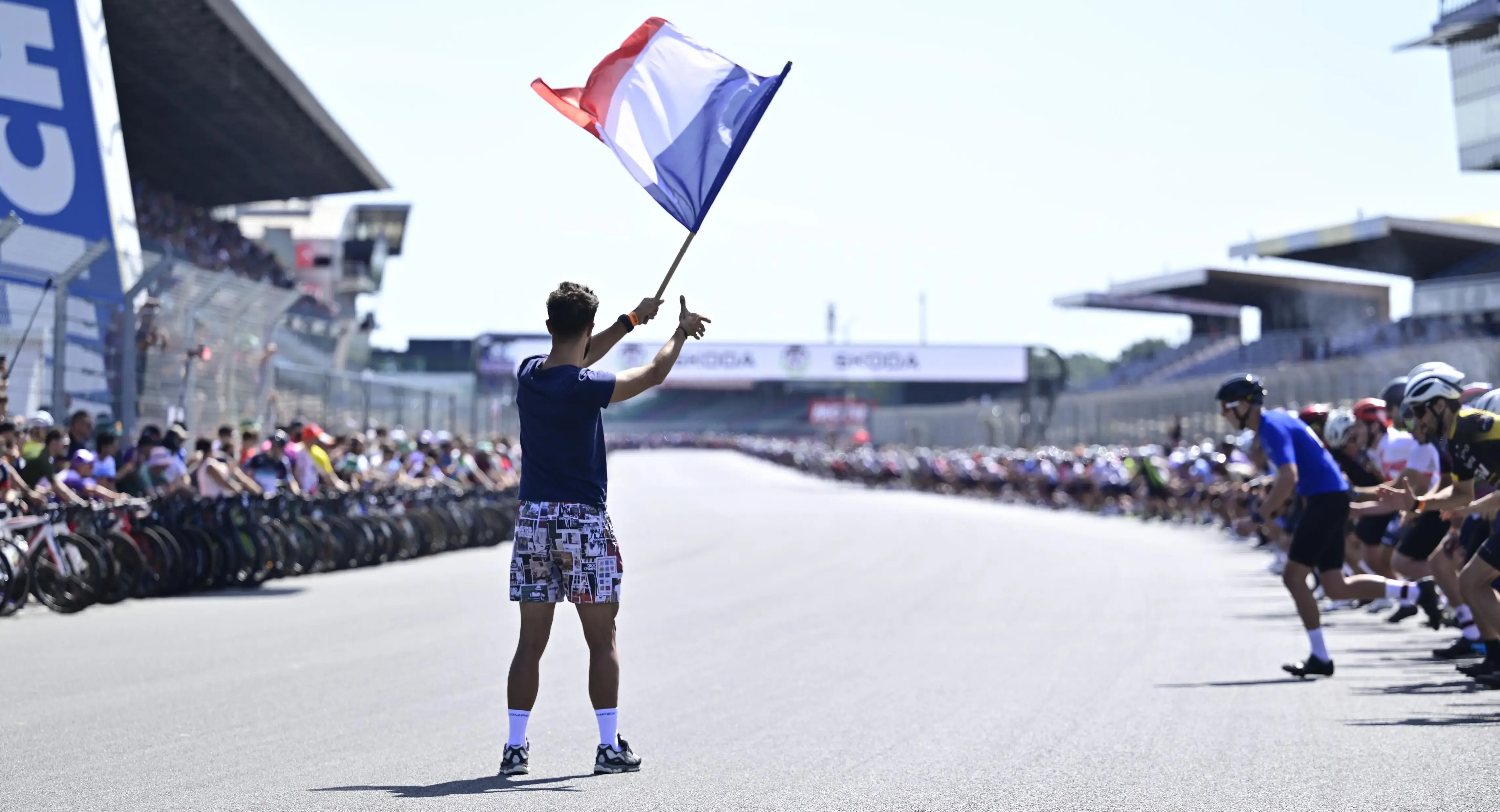 Départ des 24 Heures Vélo-Škoda donné par Nacer Bouhanni