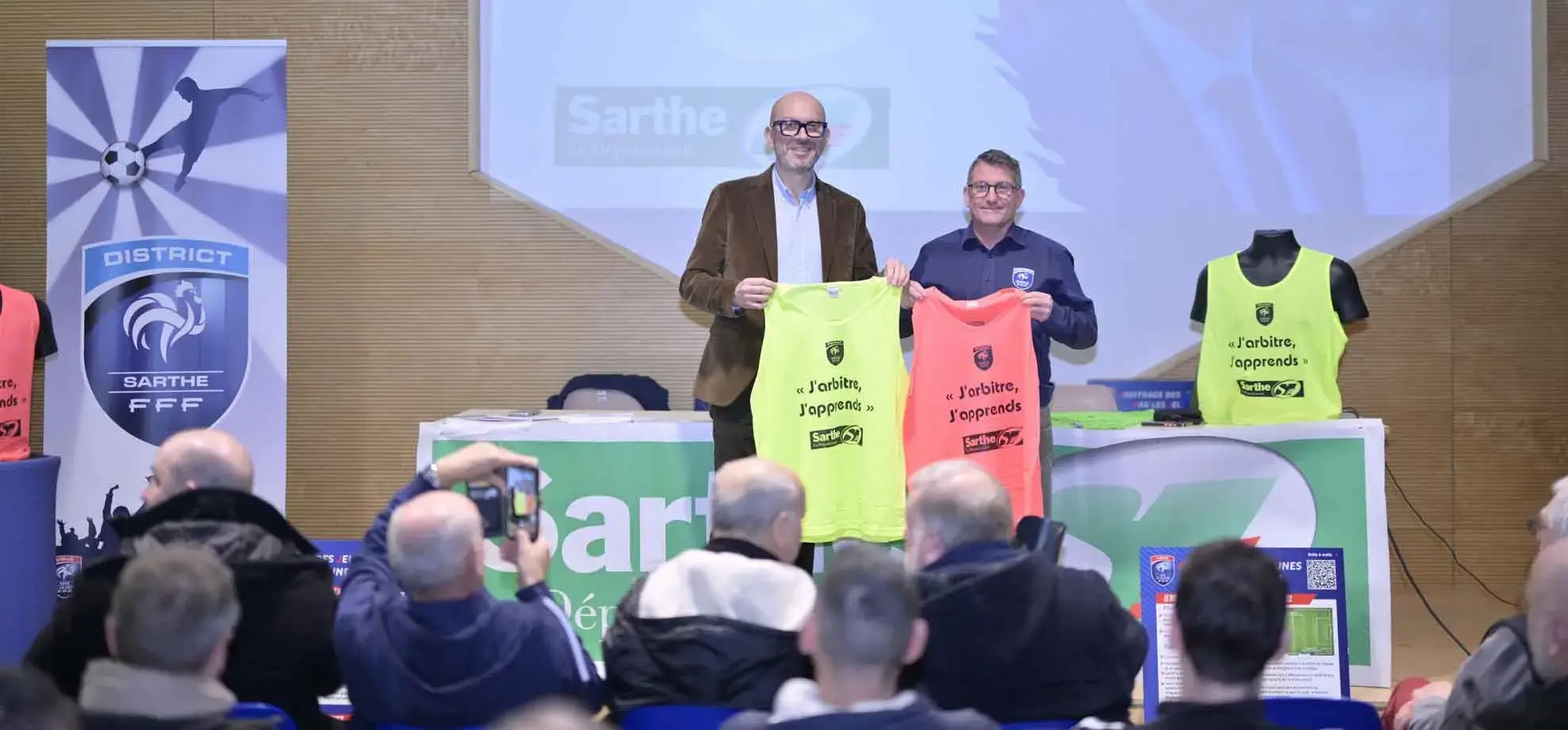 Chasubles distribuées par Olivier Sasso aux jeunes joueurs
