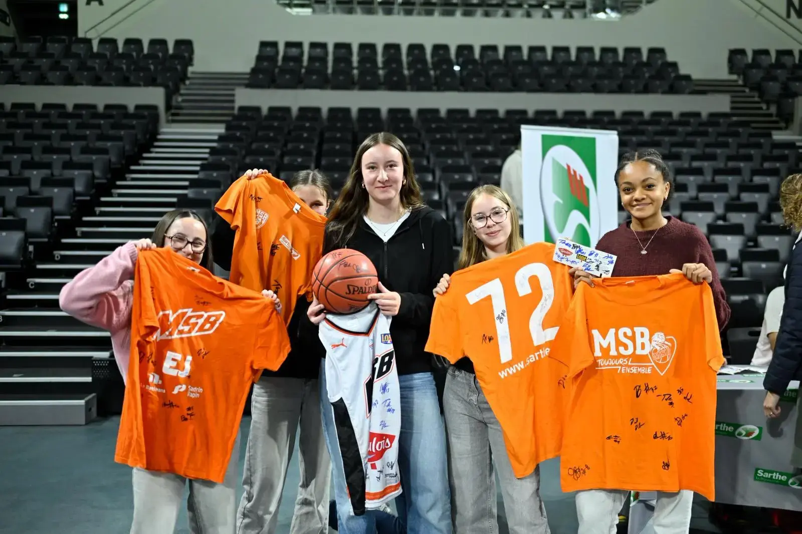 À l’issue de l’entraînement, les basketteurs du MSB ont partagé un temps d’échanges avec les collégiens, ponctué de photos et de dédicaces. 
