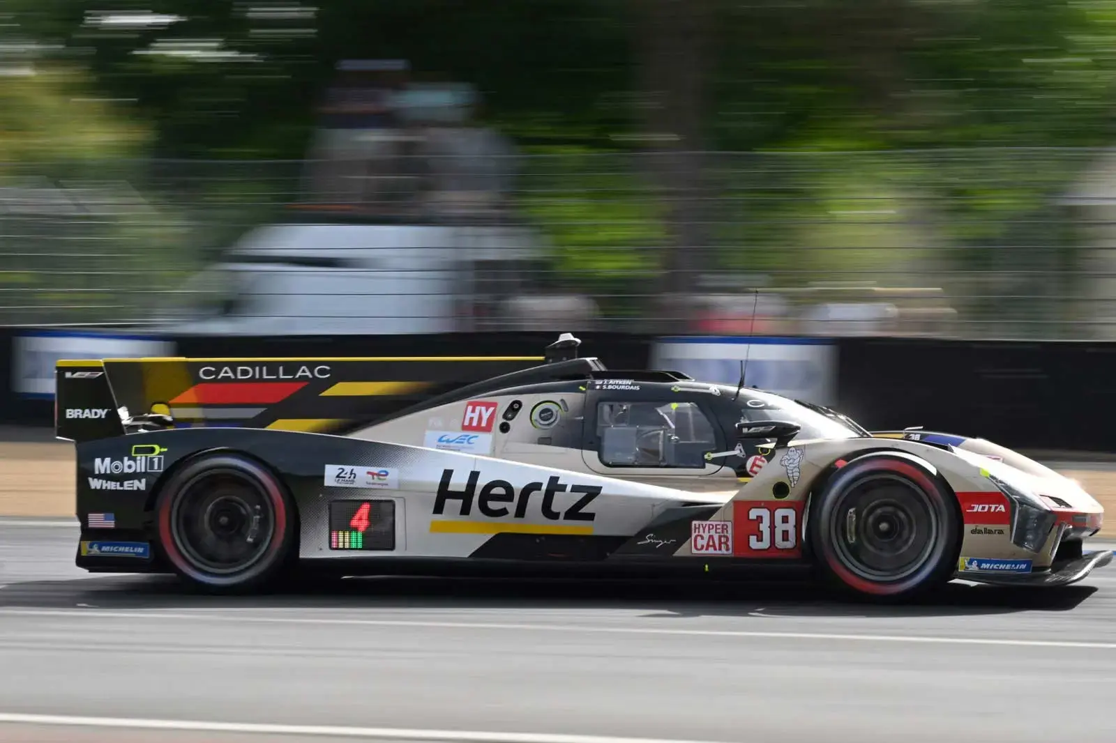  Cadillac fait tomber BMW et relance totalement la course. 